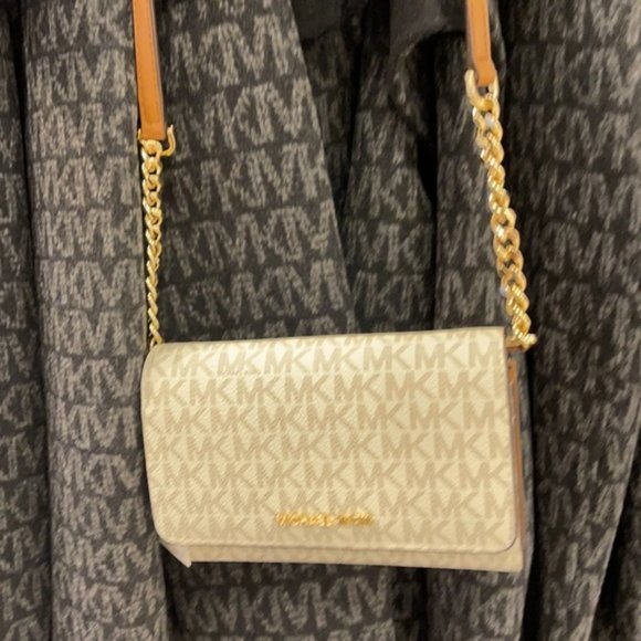 MICHAEL KORS Jet Set Travel Medium Phone Xbody Bag - Picture 14 of 16